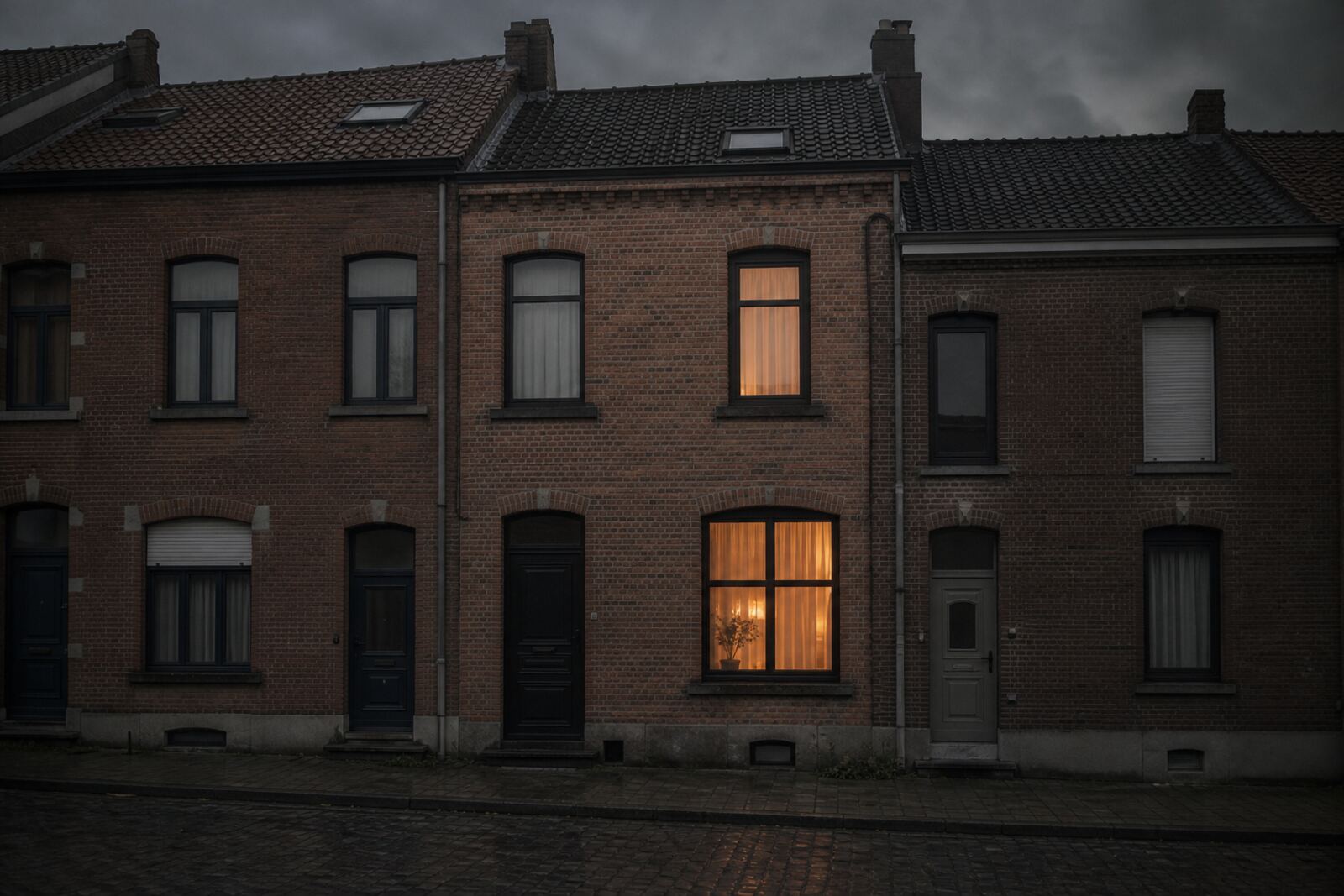 Maison entourée d'arbres